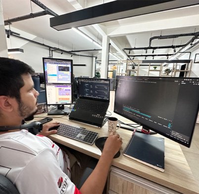 Ambiente moderno e tecnológico, com alto investimento em TI e processos