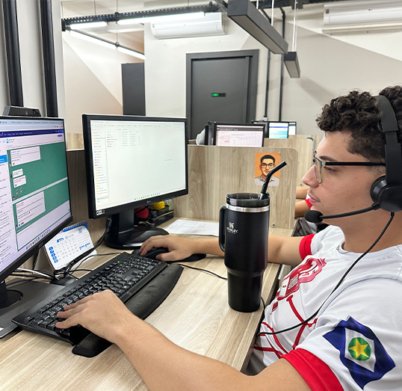 Estrutura completa de trabalho computador segunda tela e periféricos adequados